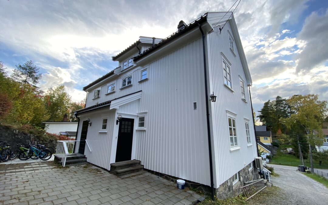 Male gammel hus i Nordstrand Åasdalsveien